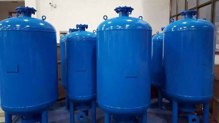 供水管路消防管路上的气压罐里面，需要充氮气还是充空气？